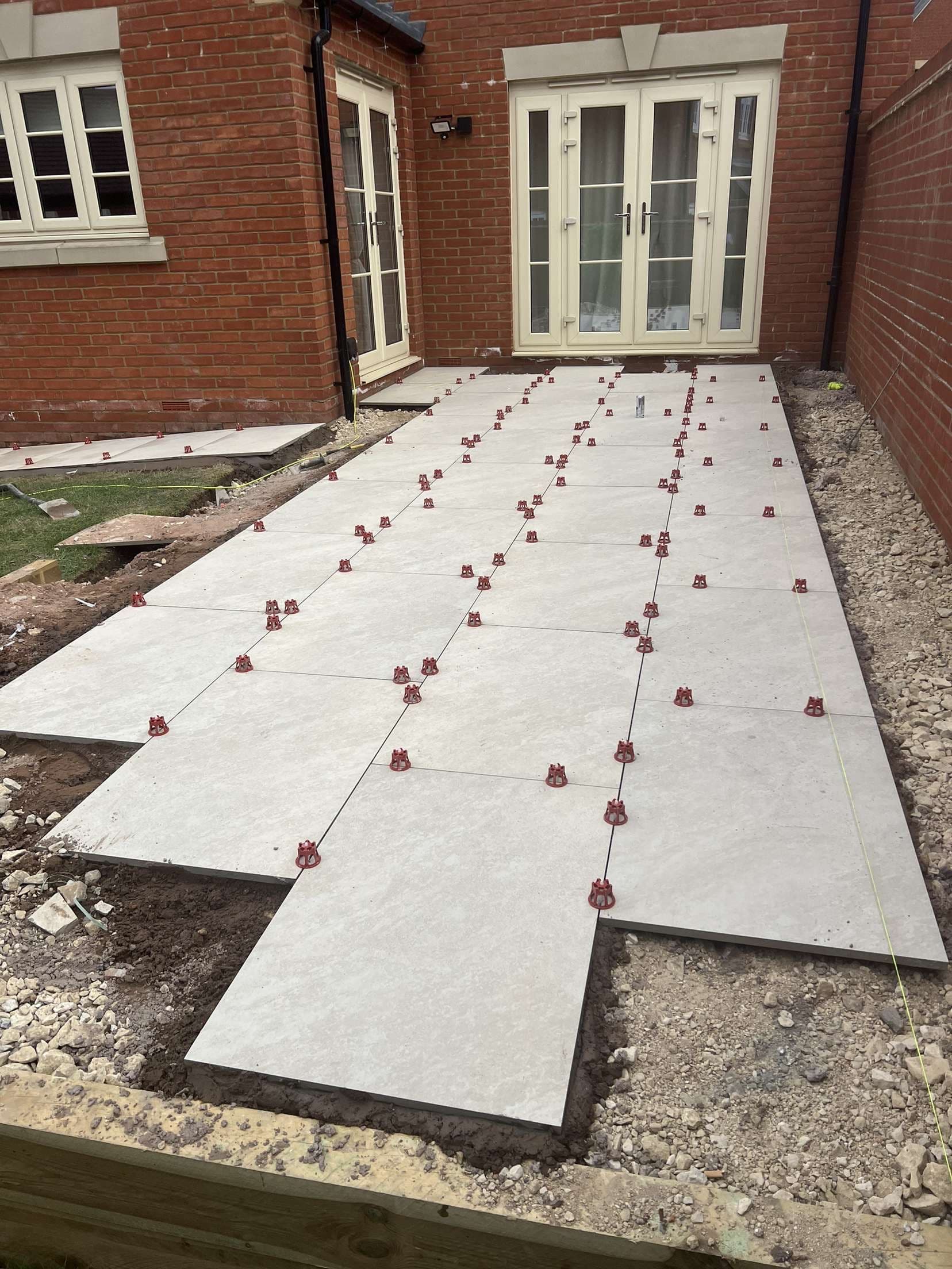 Porcelain slabs being laid with leveling clips